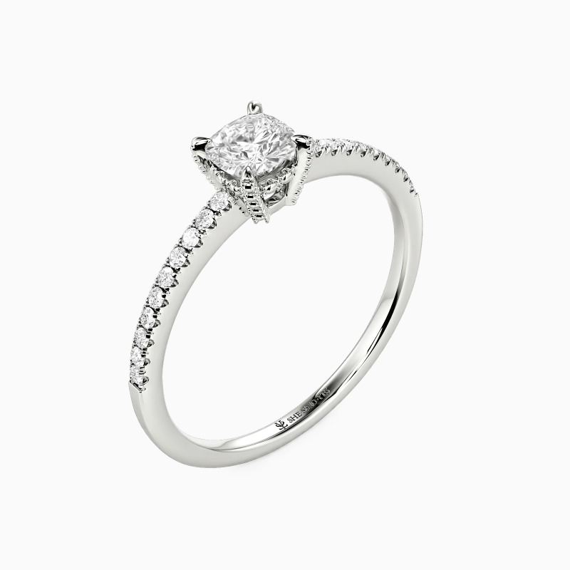 「アイ・ウォント・トゥ・ホールド・ユア・ハンド」 0.35ct クッションカット・サイドストーン 婚約指輪