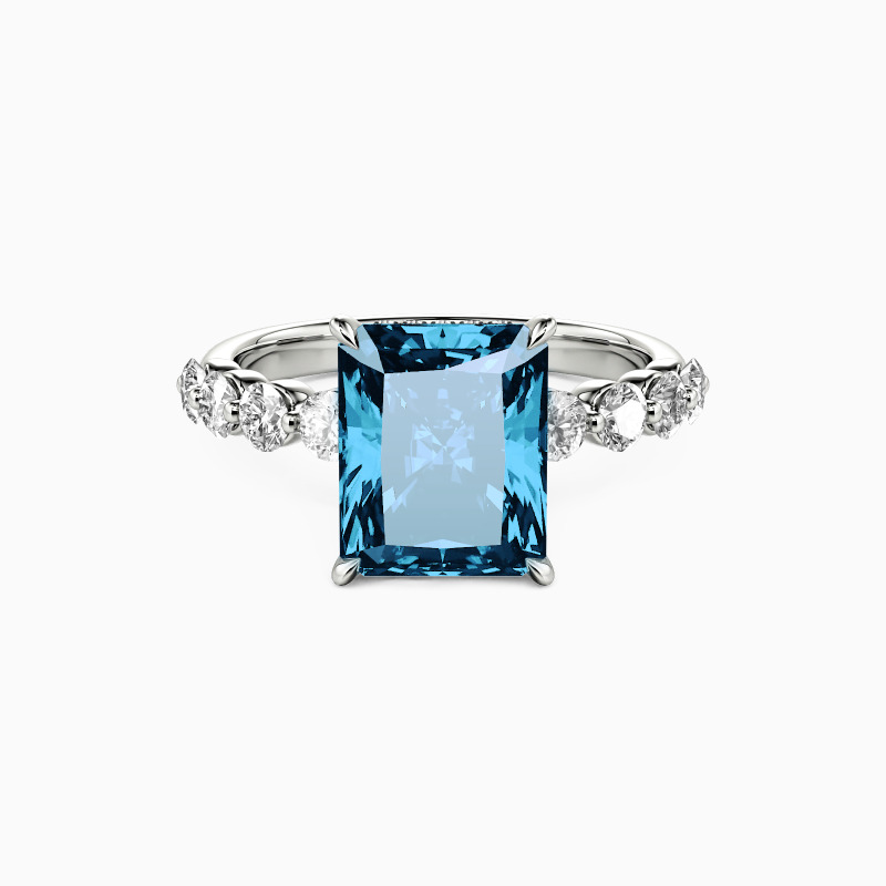 "Amor Sin Medida" Anillo de Compromiso de Corte Radiante con Piedras Laterales