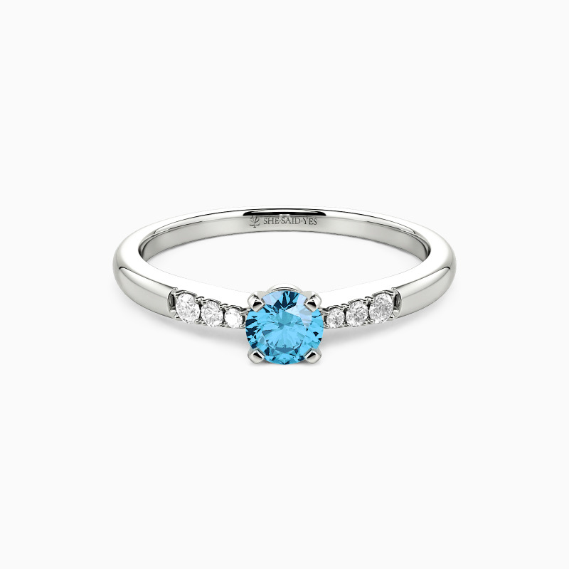 「心を照らす笑顔」ラウンド 0.3ct サイドストーン 婚約指輪 