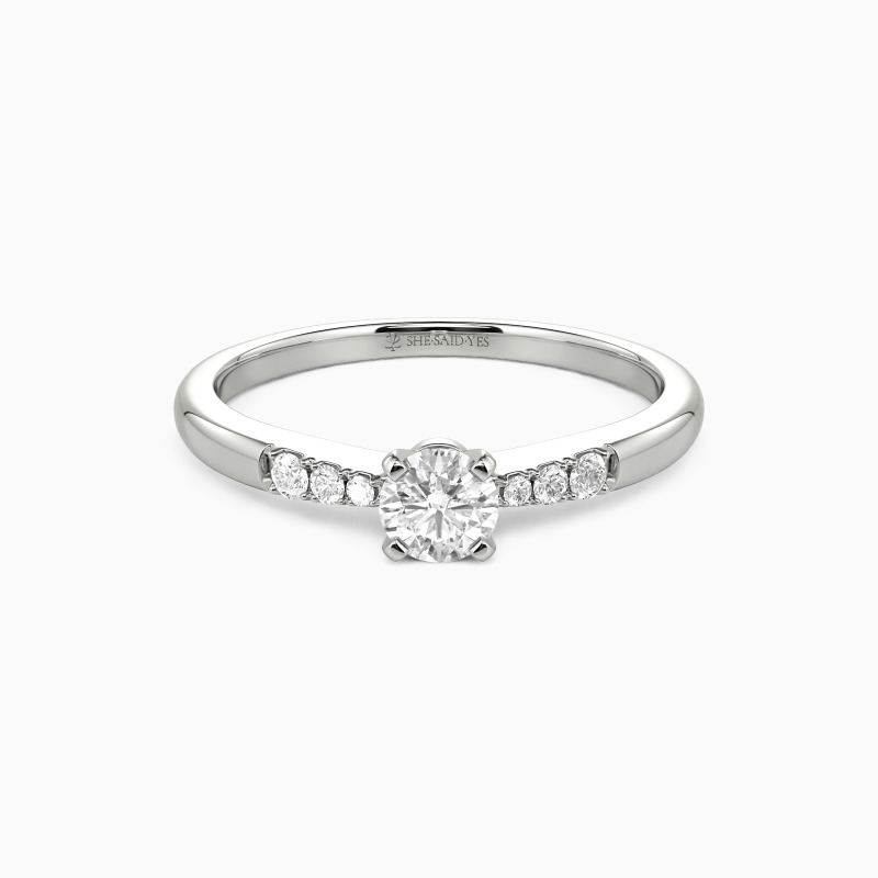 「心を照らす笑顔」ラウンド 0.3ct サイドストーン 婚約指輪