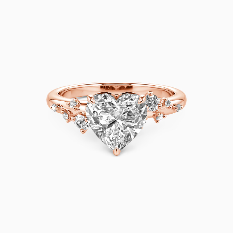 "Amor Verdadero" Anillo de Compromiso con Piedras Laterales de Corte Corazón