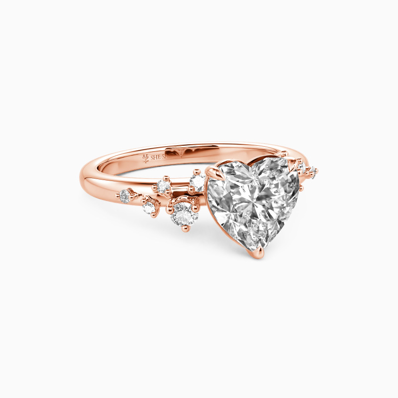 "Amor Verdadero" Anillo de Compromiso con Piedras Laterales de Corte Corazón
