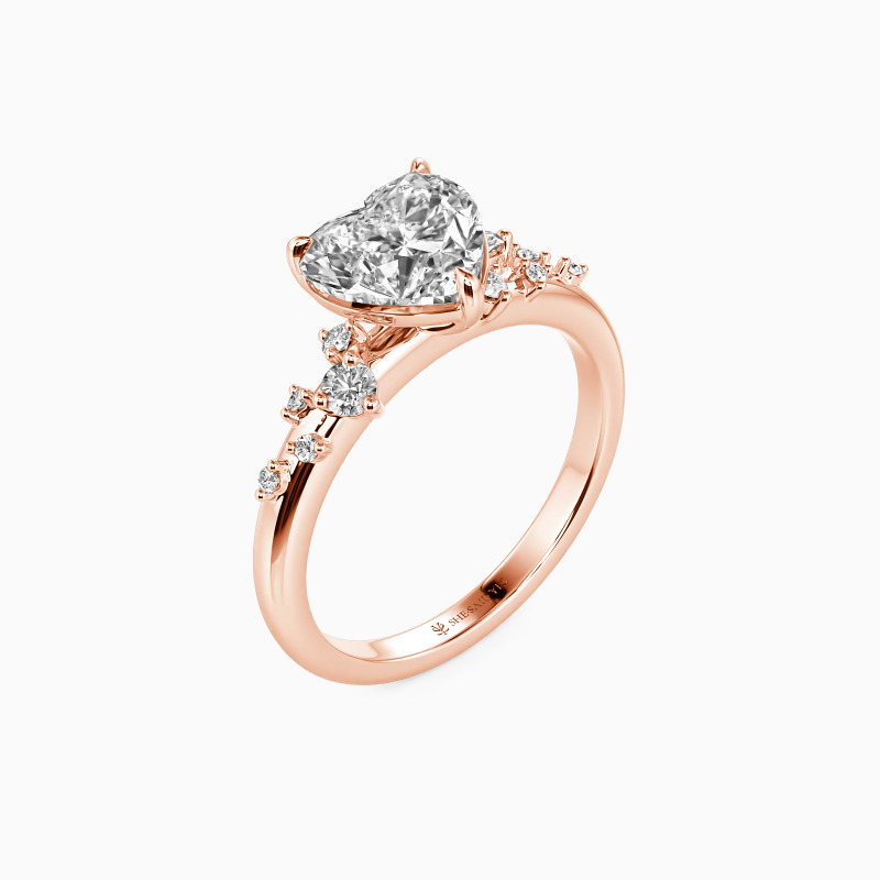 "Amor Verdadero" Anillo de Compromiso con Piedras Laterales de Corte Corazón