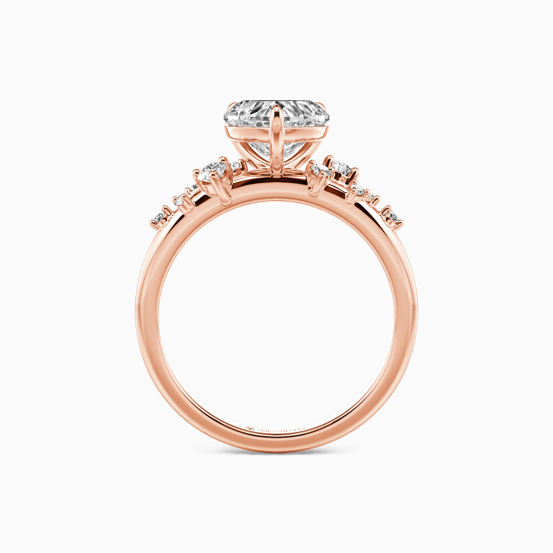 "Amor Verdadero" Anillo de Compromiso con Piedras Laterales de Corte Corazón