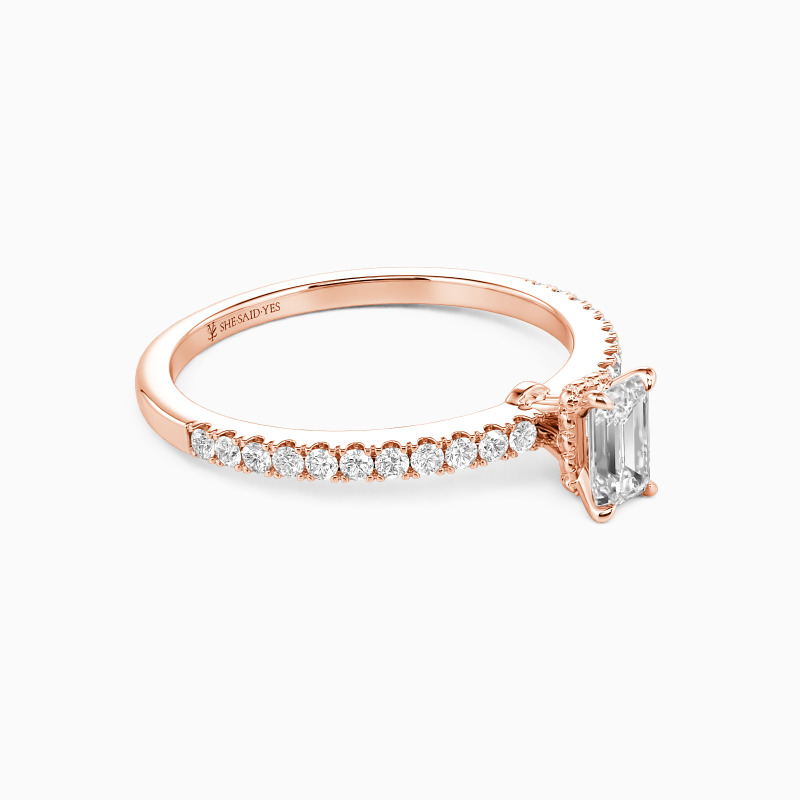 「ユア・ハンド・イン・マイン」 0.4ct エメラルドカット・サイドストーン 婚約指輪