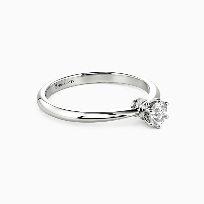 「ハンド・オン・ユア・ハート」 0.3ct ラウンドカット・サイドストーン 婚約指輪