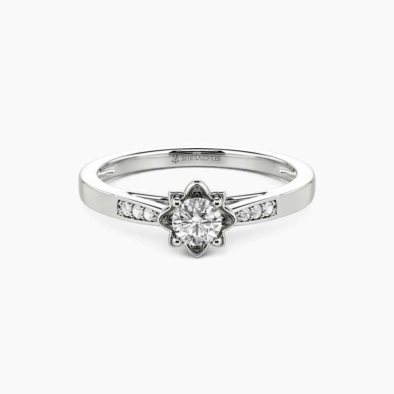 「運命を感じて」ラウンドカット サイドストーン 婚約指輪