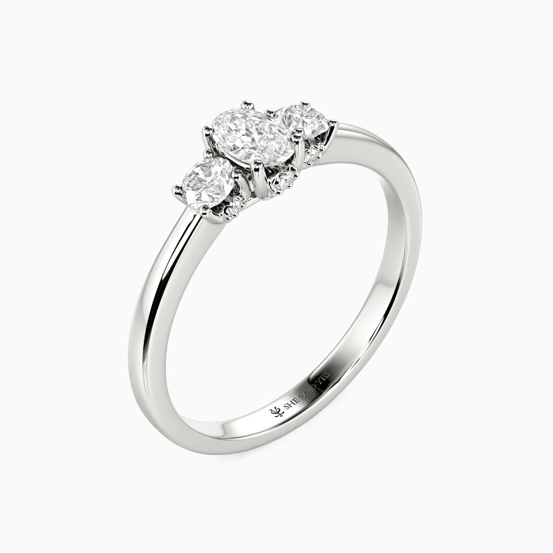 "Hüter des Geheimnisses" Verlobungsring mit drei ovalen Steinen