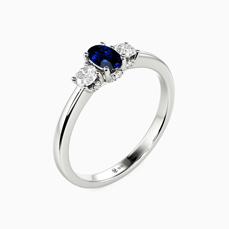 "Hüter des Geheimnisses" Verlobungsring mit drei ovalen Steinen