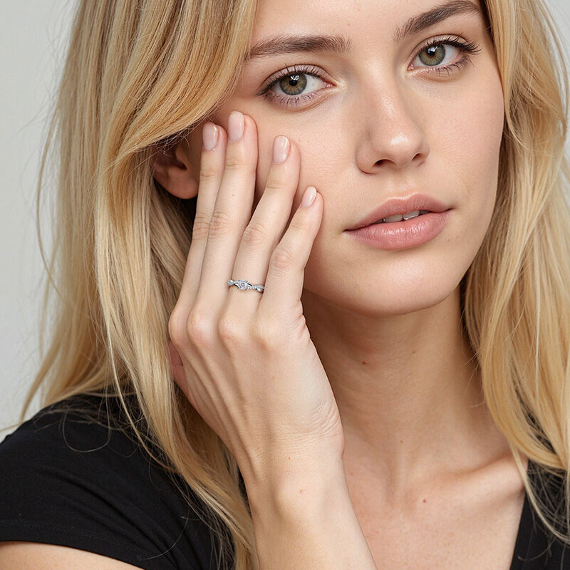 「ビー・フル・オブ・テンダネス」 0.3ct ラウンドカット・サイドストーン 婚約指輪