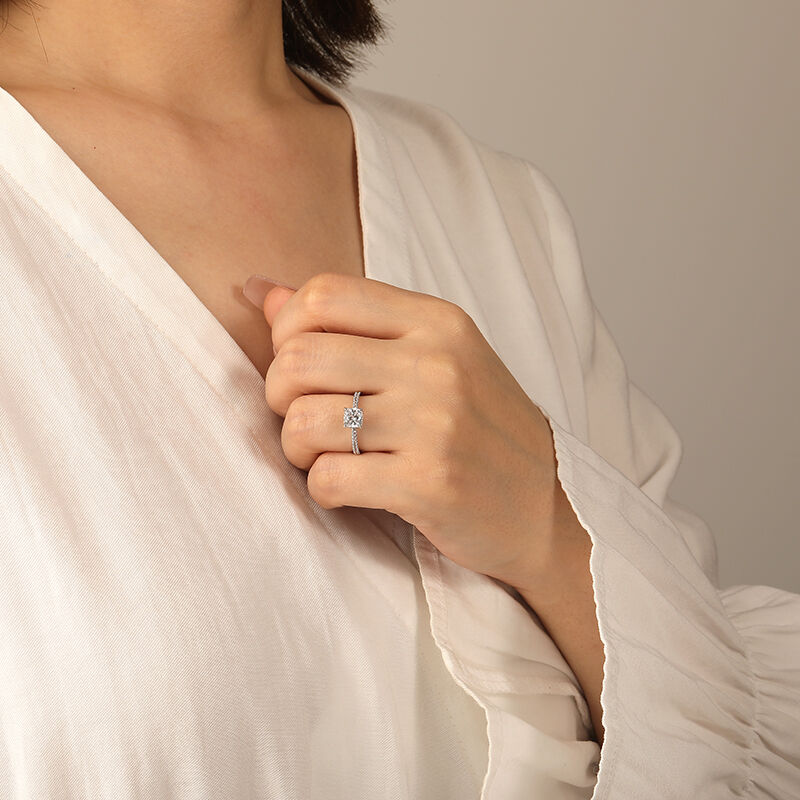 "Du Machst Meinen Tag" 1 Karat Kissen-Schliff Halo-Verlobungsring