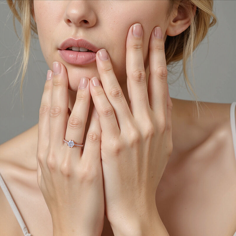 "Im Namen der Liebe" Verlobungsring 0,8 ct Rundschliff mit Seitensteinen