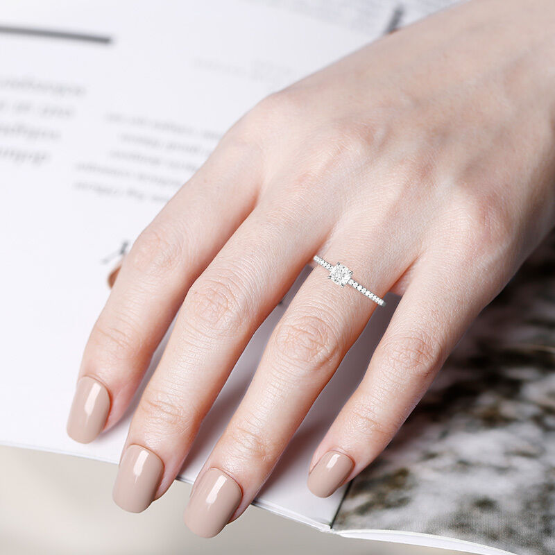 "Du Machst Meinen Tag" Verlobungsring 0,5 ct Kissenschliff mit Seitensteinen