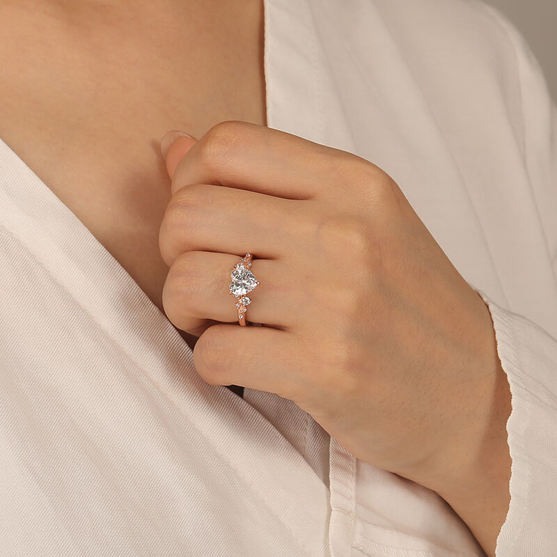"Amor Verdadero" Anillo de Compromiso con Piedras Laterales de Corte Corazón