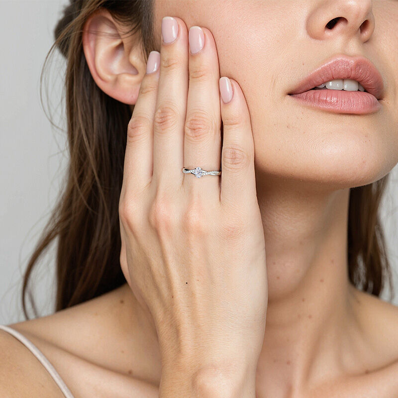 "Umschließe Mich" Verlobungsring 0,3 ct Oval-Schliff mit Seitensteinen