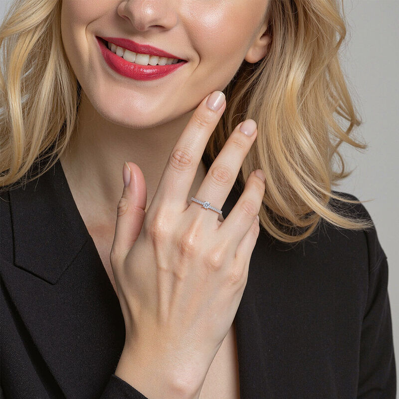 "Liebe Ist Licht" Verlobungsring 0,3 ct Rundschliff mit Seitensteinen