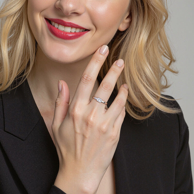 "Lieben und Verehren" Verlobungsring 0,8 ct Radiantschliff Solitär