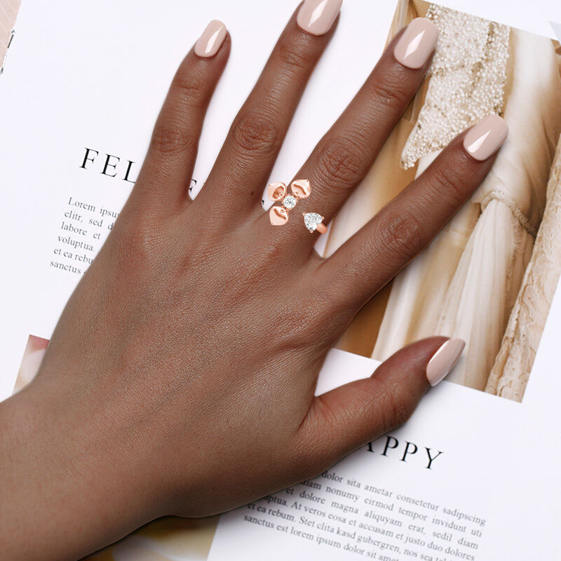 "Face to Love" Hydrangea Flower Classic Wedding Ring