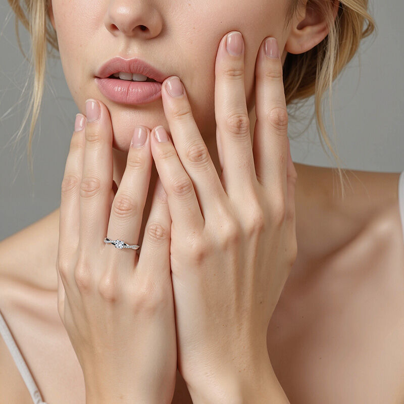 「アバウトユー」 0.35ct クッションカット・サイドストーン 婚約指輪