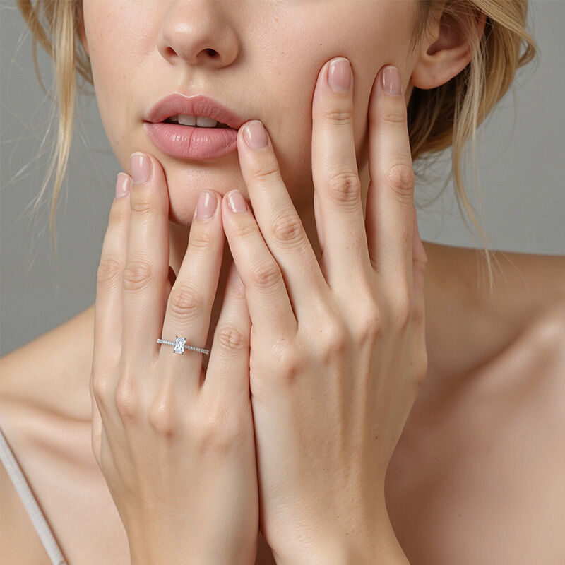 「スウェアオンラブ」 0.4ct レディアントカット・サイドストーン 婚約指輪