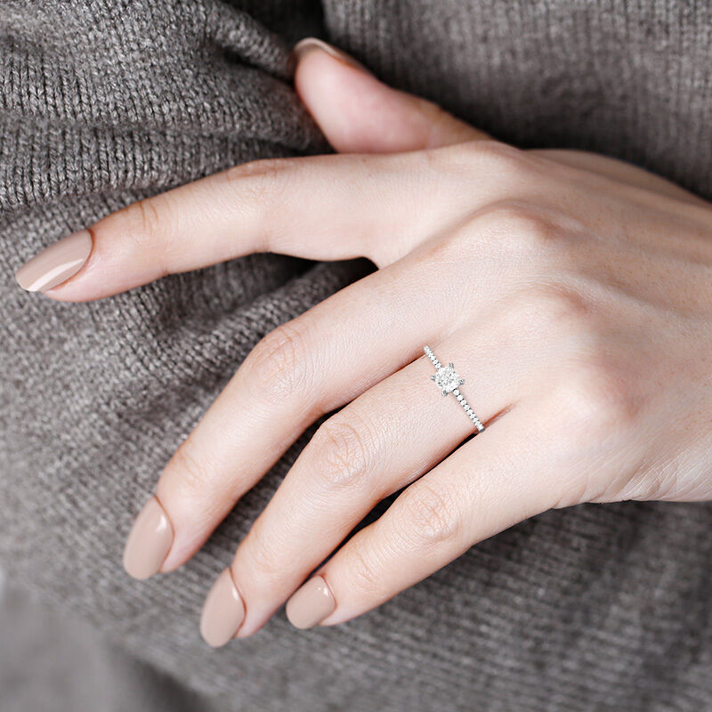 「アイ・ウォント・トゥ・ホールド・ユア・ハンド」 0.35ct クッションカット・サイドストーン 婚約指輪