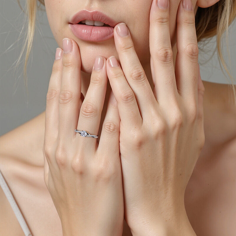 「ビー・フル・オブ・テンダネス」 0.3ct ラウンドカット・サイドストーン 婚約指輪