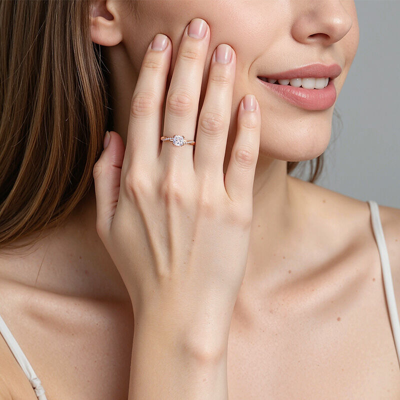 "Über Dich" Verlobungsring 0,8 ct Kissenschliff mit Seitensteinen
