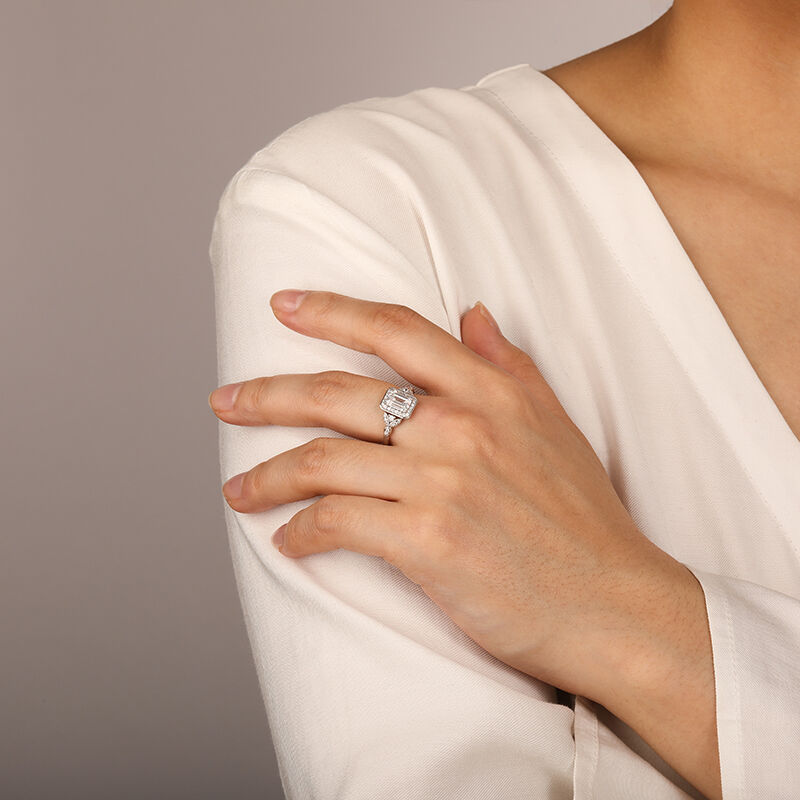 "Endlose Romanze" Smaragd-Schliff Halo-Verlobungsring