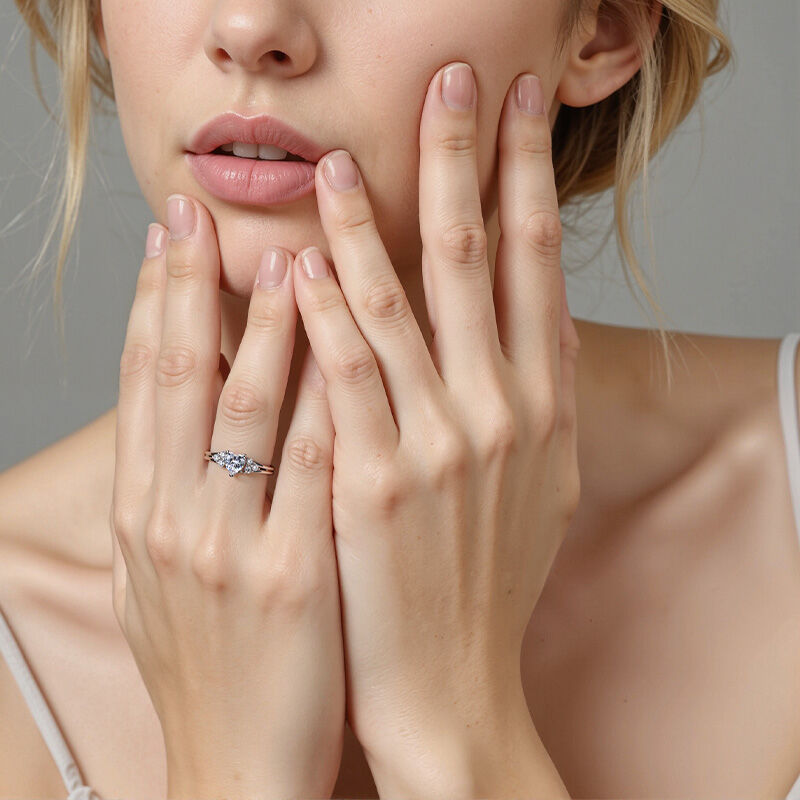 「トゥーソウルズワンハート」 0.5ct ハートカット・サイドストーン 婚約指輪