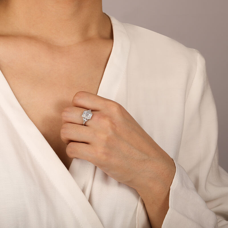 "Endlose Romanze" Smaragd-Schliff Halo-Verlobungsring