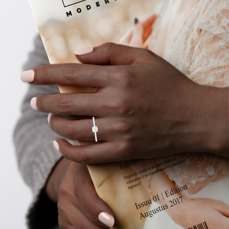 "Du Machst Meinen Tag" Verlobungsring 0,5 ct Kissenschliff mit Seitensteinen