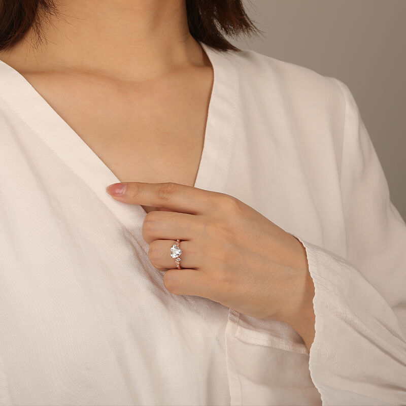 "Amor Verdadero" Anillo de Compromiso con Piedras Laterales de Corte Corazón